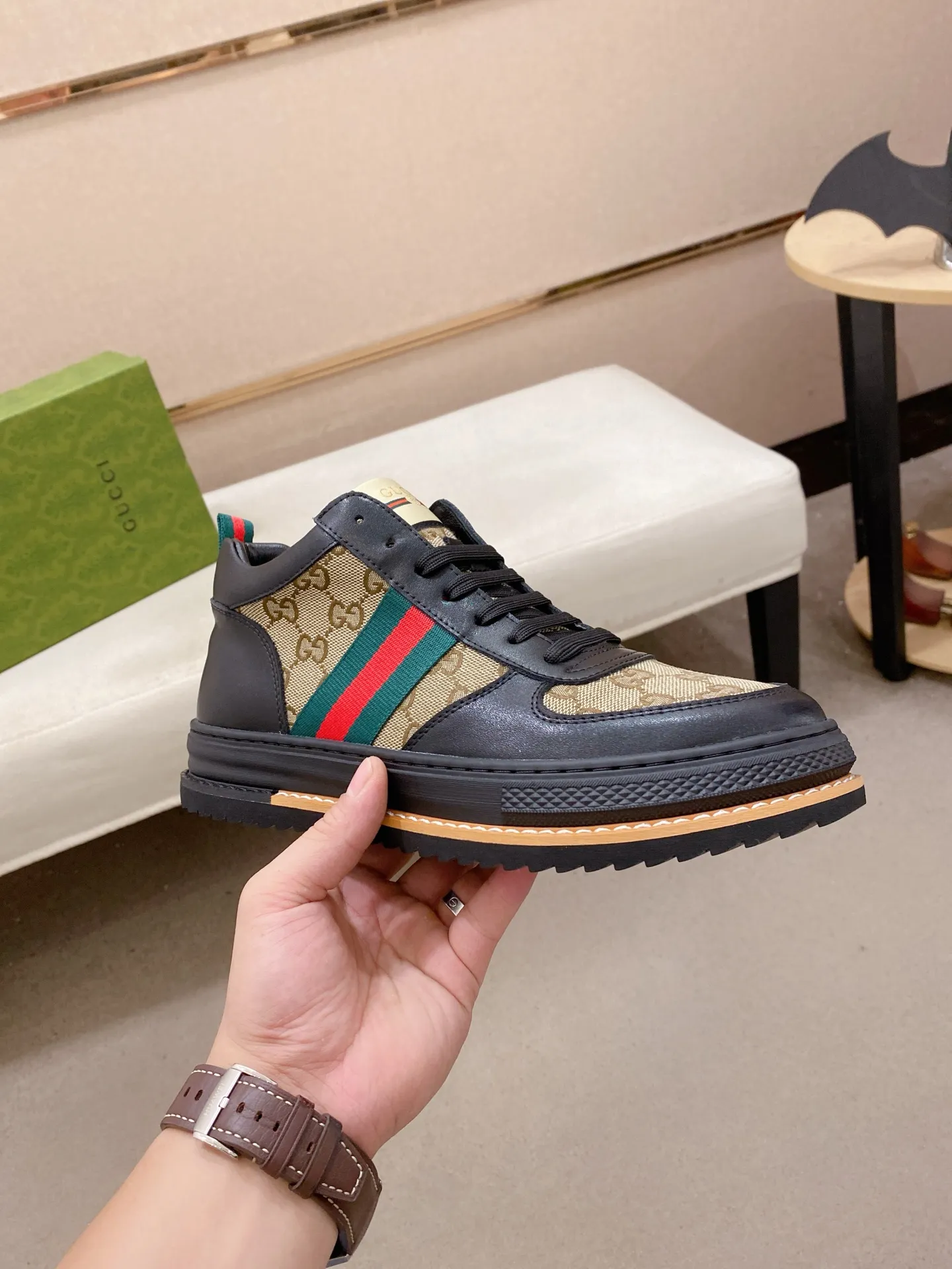 Men's shoes 💰 440 💰 High-quality new high-top GUCCI counters are on the market at the same time. The new men's shoes, 😘fabrics are selected imported cowhide, lining: sheepskin lining. 👍🏿 High-end ☄️ air-cushion molded anti-slip rubber outsole, exquisite lines, simple and elegant, comfortable and high-end for leisure travel. Code number: 38 to 44 (45 can be customized and cannot be returned or exchanged)